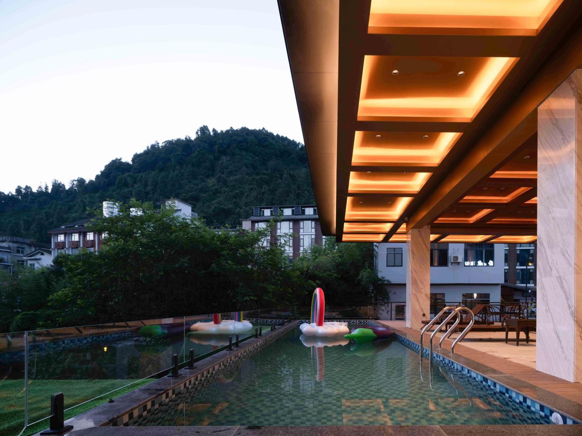 Zhangjiajie Utopia Hotel--Free One Way Pick Up Service Over 2 Nights エクステリア 写真